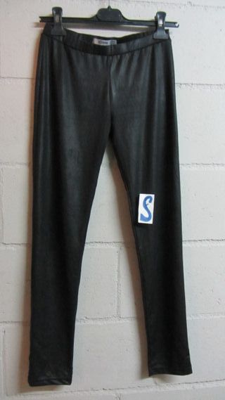 Pantalones vaqueros, de sport negros y varios tops