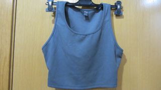 Pantalones vaqueros, de sport negros y varios tops