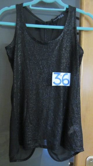 Pantalones vaqueros, de sport negros y varios tops