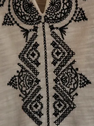 Camiseta beige con negro Talla 42