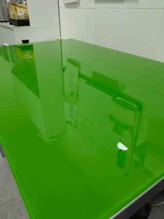 Mesa de cristal de color verde