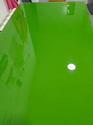 Mesa de cristal de color verde