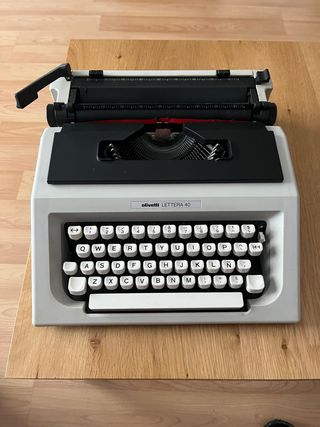 Máquina de escribir Olivetti Lettera