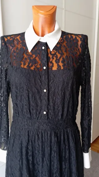 Vestido Negro Encaje con puños blancos. Zara