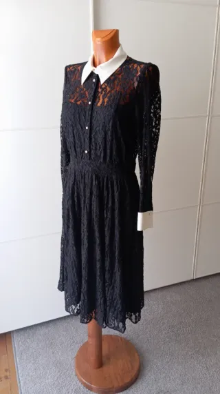 Vestido Negro Encaje con puños blancos. Zara