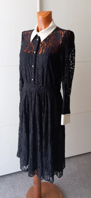 Vestido Negro Encaje con puños blancos. Zara