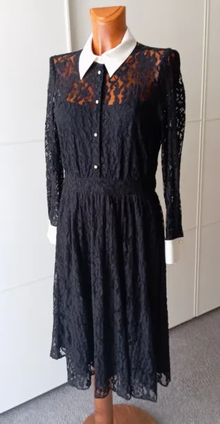 Vestido Negro Encaje con puños blancos. Zara