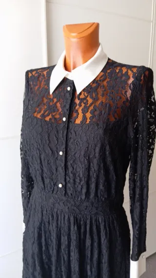 Vestido Negro Encaje con puños blancos. Zara