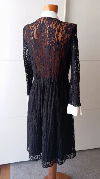 Vestido Negro Encaje con puños blancos. Zara