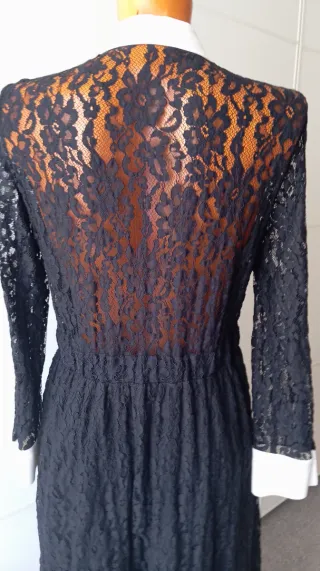 Vestido Negro Encaje con puños blancos. Zara
