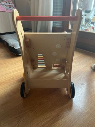 Andador de madera con multijuego