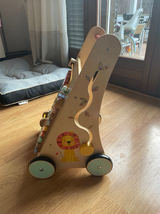 Andador de madera con multijuego