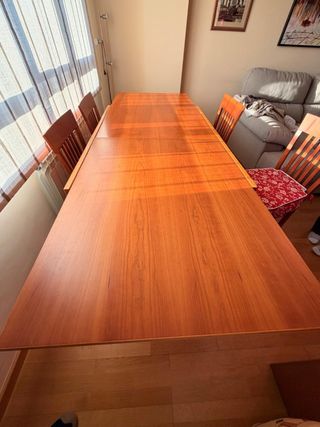 Mesa comedor cerezo con vetas y acabado en brillo