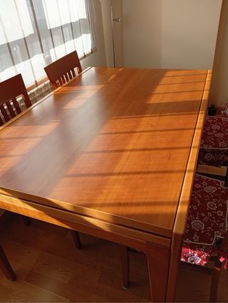 Mesa comedor cerezo con vetas y acabado en brillo