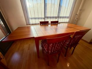 Mesa comedor cerezo con vetas y acabado en brillo