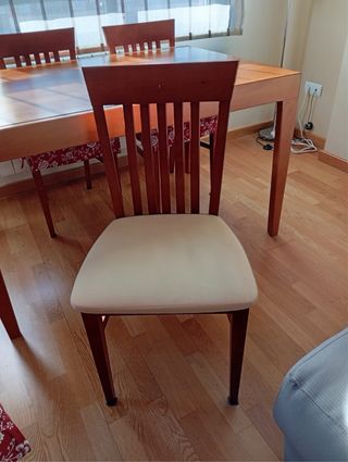 Mesa comedor cerezo con vetas y acabado en brillo