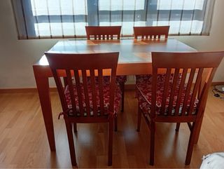 Mesa comedor cerezo con vetas y acabado en brillo