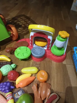 Cocinita de madera con accesorios