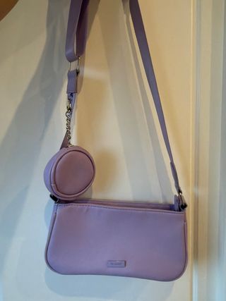 Bolso morado de la marca “Cuidado con el perro”