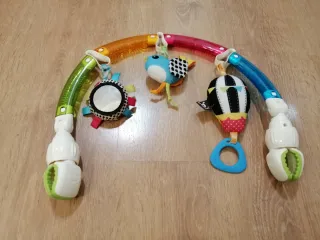 Arco de juego para bebé con juguetes