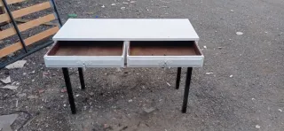 Mueble recibidor blanco y negro