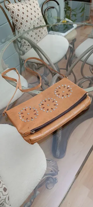Bolso de piel marrón con tachuelas