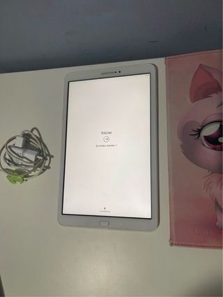 Tablet Samsung con cargador y funda