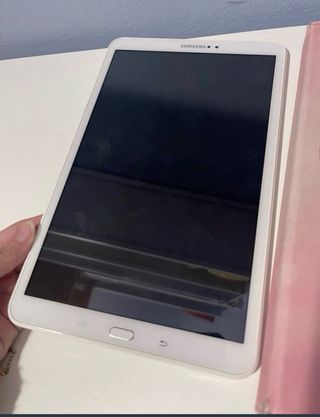 Tablet Samsung con cargador y funda