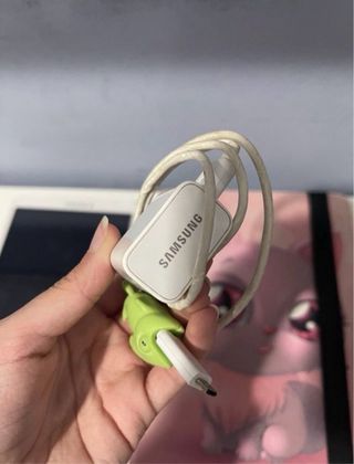 Tablet Samsung con cargador y funda