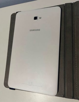 Tablet Samsung con cargador y funda