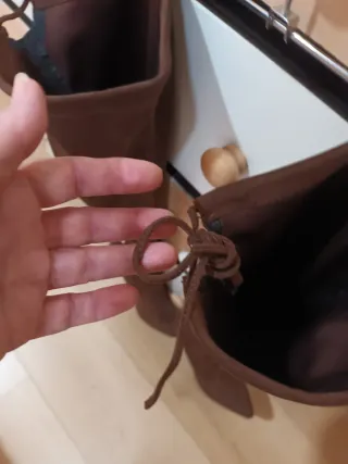 Botas altas hasta medio muslo (piratas) de tacón.