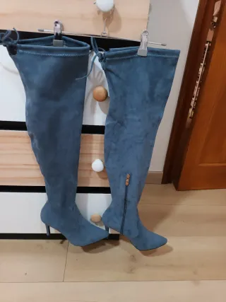 Botas altas hasta medio muslo (piratas) de tacón.