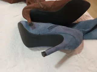 Botas altas hasta medio muslo (piratas) de tacón.