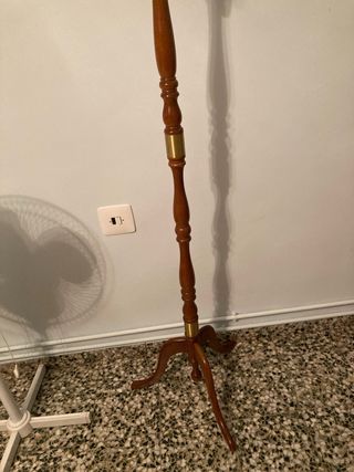 Perchero de madera vintage con detalles dorados