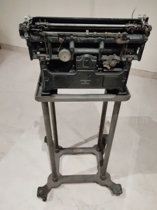 Máquina de escribir Hispano-olivetti. Pie incluido