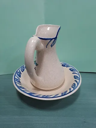 Jarra y plato de cerámica pintados