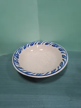 Jarra y plato de cerámica pintados