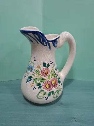 Jarra y plato de cerámica pintados