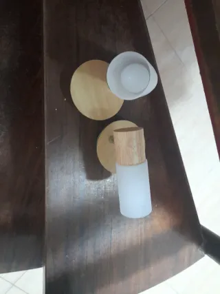 Lámparas de madera y plástico