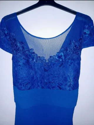 Vestido largo azul con encaje