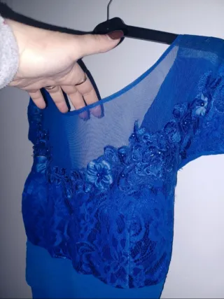 Vestido largo azul con encaje