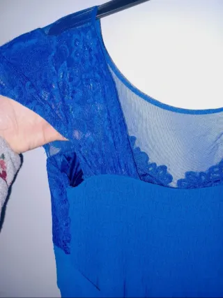 Vestido largo azul con encaje