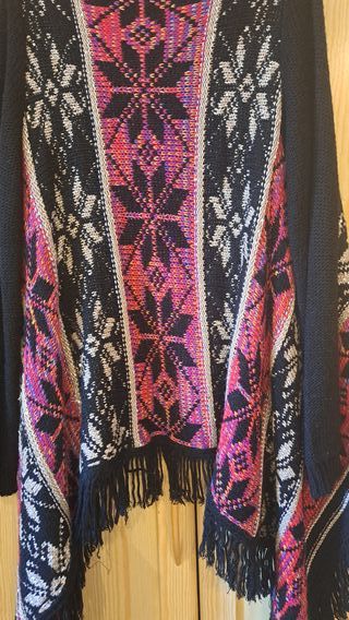 CHAQUETON DE PUNTO mujer con flecos y estampados.