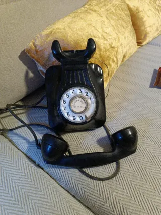 Teléfono antiguo baquelita negro