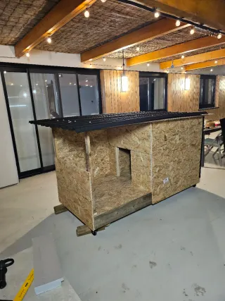 Caseta para perro aislada, con ruedas