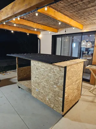 Caseta para perro aislada, con ruedas