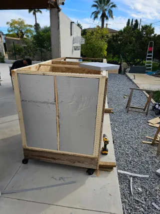 Caseta para perro aislada, con ruedas