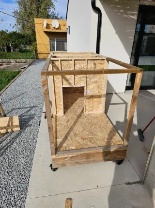 Caseta para perro aislada, con ruedas