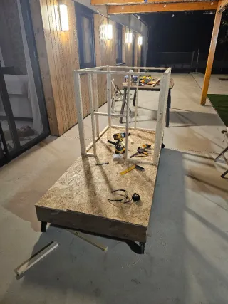 Caseta para perro aislada, con ruedas