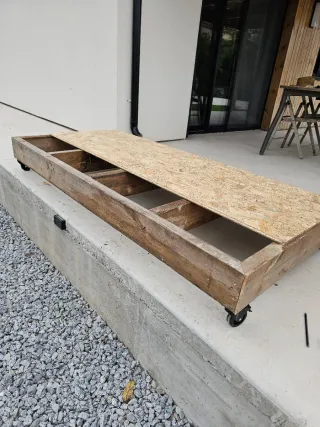 Caseta para perro aislada, con ruedas